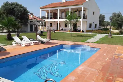 Image de Maison donnant sur la piscine, idéale pour les familles.