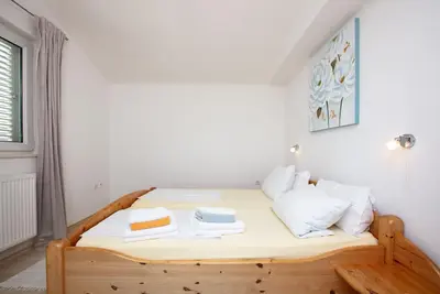 Image de Appartement de deux chambres avec la terrasse et la vue sur le mer Rogoznica (A-17129-d)