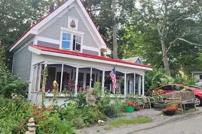 Image de Nouveau Waterview Cottage dans le quartier historique de Bayside, dans la baie de Penobscot