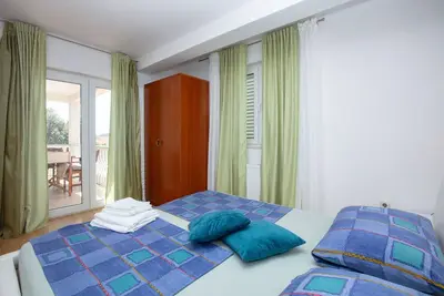 Image de Appartement de deux chambres avec la terrasse et la vue sur le mer Rogoznica (A-17129-b)