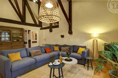 Gîte historique au cœur du Parc du Pilat – 14 pers, 3 ch, 3 sdb, wifi, jardin, animaux acceptés