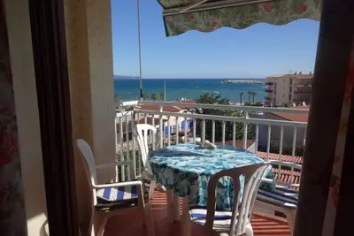 Magnifique Vue Mer. 150m de la plage  2 pers + 1 enf. app. clim. wifi