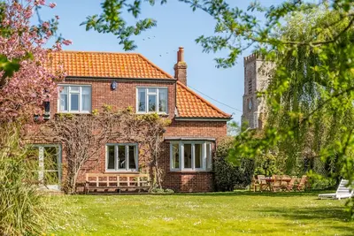 Image de Cette maison de vacances familiale très appréciée et détachée est située dans de magnifiques jardins isolés