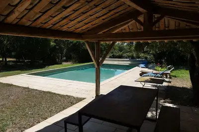 Image de joli mas provençal tel que Giono en rêvait, au milieu des brebis et des oliviers