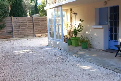 Image de T3  en RdC au pied des collines et à 10 mn des plages, quartier résidentiel