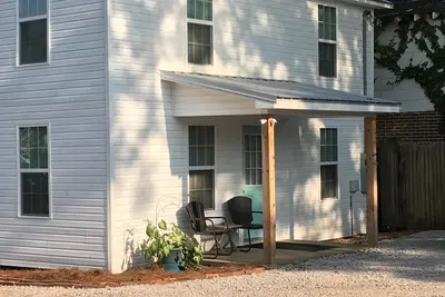 Image de Centre-ville de Carrollton - Bungalow dans l'arrière-cour