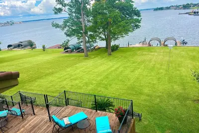 Image de Lakefront de luxe w / 2 maîtres, vue magnifique, bain à remous, immense jardin, et quai