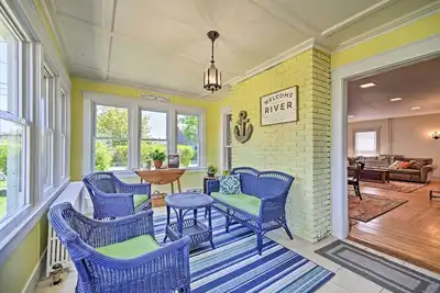 Image de Nouveau! Accueil w / Patio, 2 blocs à St. Fleuve laurent