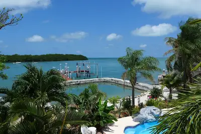 Image de Accueil piscine sur la mer sur Vaca Cut, fabuleuse maison avec piscine bordée de la plage et quai