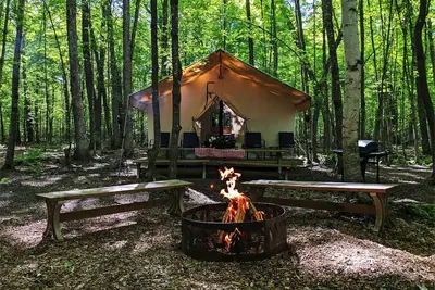 Image de Pov Resort Campgrounds - Tente de luxe n ° 10 (yourte avec électricité, mise à niveau de la chaleur en option)