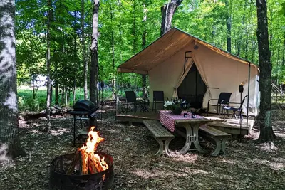 Image de Terrains de camping Pov Resort - Tente de luxe n ° 14 (tente Safari avec électricité, mise à niveau de la chaleur en option)