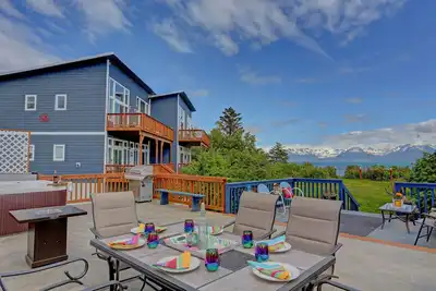 Image de Penthouse de luxe en bord de mer avec vue sur la baie de Kachemak et le Homer Spit!