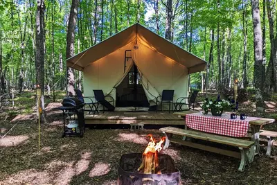 Image de Terrains de camping Pov Resort - Tente de luxe n ° 11 (tente Safari avec électricité, mise à niveau de la chaleur en option)
