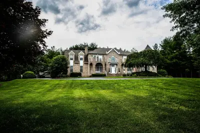 Magnifique château / maison sur 1, 5 hectares - dans le centre d'Annandale / minutes de Washington Dc