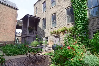 Image de Cabane Bucktown bordée d'arbres à 2 niveaux - 10 personnes