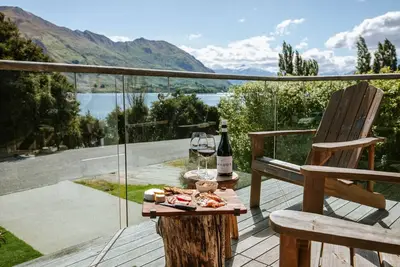 Image de Grande maison de vacances située en face du lac Wanaka, avec sauna.