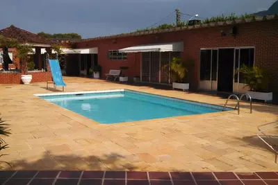 Image de maison de saison en Peruibe avec piscine et un grand divertissement à la mer