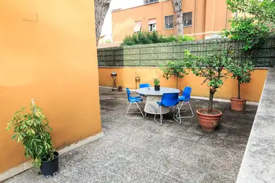 Image de Appartement indépendant avec un beau jardin. En face de Villa dei Quintili