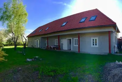 Image de Maison de campagne traditionnelle avec un grand jardin