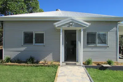 Image de Relaxant. Élégant. Vues impressionnantes dans un cadre semi-rural!