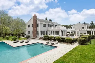 Image de Escapade très spéciale à Shelter Island avec bain à remous et piscine, près de la plage