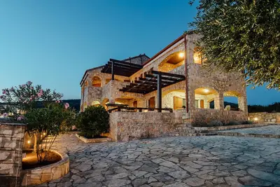 Image de Villa Shanti - Maison familiale, piscine et bar, terrain de basket