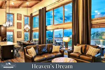 Brand New Contemporary Luxury Cabin! Vues! 4 suites de maître, théâtre, puits de feu!