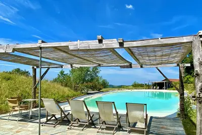 Image de Belle maison de vacances en pierre avec grand jardin privé