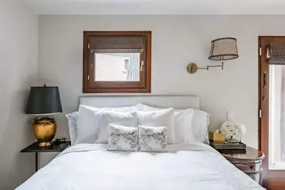 Nouvelle Liste! Boutique de luxe dans le quartier chic avec entrée privée et bain, Villa B
