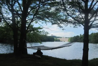 Image de Chalet rustique sur l'eau - privé et les animaux de compagnie!