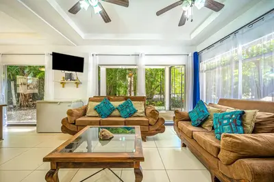 Image de Nouvelle Liste! Belle maison de plage accueillant les chiens avec piscine privée et salon de télévision!