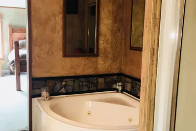 Image de La maison d'hôtes et la cabane brune de l'ours noir à Forest Farm et au centre de retraite