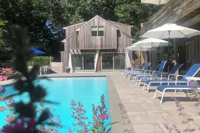 Image de Maison de piscine moderne récemment rénovée