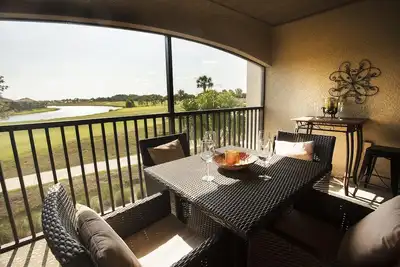 Image de Détendez-vous dans cette spectaculaire véranda nationale de Lakewood surplombant le lac et le golf