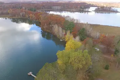Image de Beauté tranquille de la nature - Lac Glacier; Famille Loon w / bébé; Kayaks, chaloupe