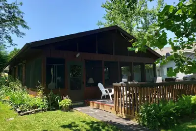 Image de Lake Wawasee Pet-Friendly Cottage avec ponton, foyer, 3 ponts, grand terrain