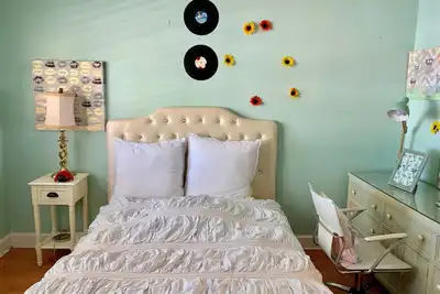 Image de Great room in a beautiful home in safe community