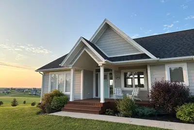 Image de Exclusive, Waterfront Home avec des vues exceptionnelles.