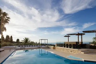 Image de Près de la ville et de la plage offrant une vue panoramique sur la mer. Piscine intérieure et extérieure!