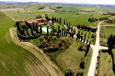 Image de Belvedere: grand appartement avec piscine dans la campagne toscane près de Sienne
