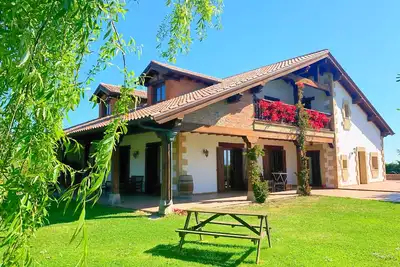 Image de Maison de palais avec piscine. pour 20 personnes en Cantabrie, à 9 km de Santander.