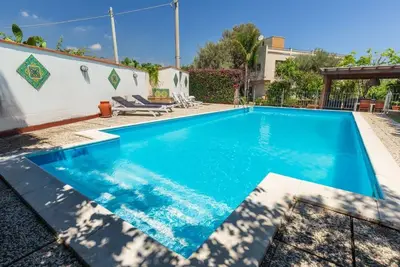 Image de Villa de luxe avec piscine et terrasses à la campagne à seulement 4 km du centre-ville de Palerme.