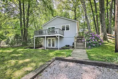 Image de Nouveau! Ludington Cottage w / Deck, Yard & Fire Pit!