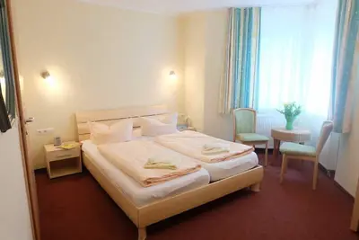 Radlerzimmer Pe - c) Pension Maiglöckchen (Chambre double incl. petit-déjeuner)