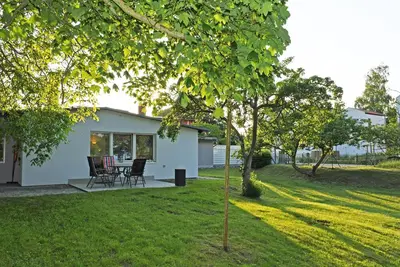 Image de Bungalow de vacances avec grand jardin dans la station balnéaire de Göhren, dans la mer Baltique