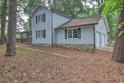 Image de Nouveau! Duluth Central Accueil w / Yard 25 Mi. à Atlanta