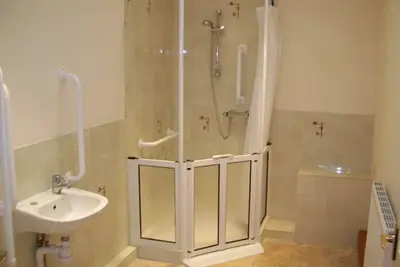 Image de 3 lits 4 étoiles, chalet pour handicapés, accès en fauteuil roulant et fonctionnalité moderne