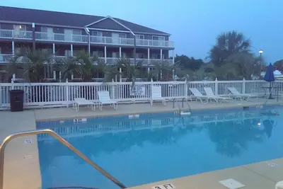 Image de Minutes de la plage! 2 piscines, communauté fermée