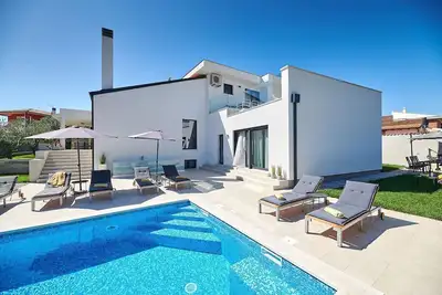 Image de Irrésistible villa avec grande piscine, billard, fléchettes