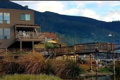 Image de Luxe De Lac Front! 3 Story, 3 Br / 2b Quai PRIVÉ à côté de Soda Hot Springs